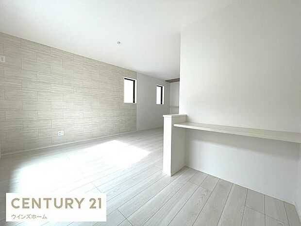 16.5帖の広々LDKは家族全員がゆったりとくつろげる空間です。カウンターを設けてあり、お子さまの勉強スペースやリモートワークなど使い方は自由自在です。