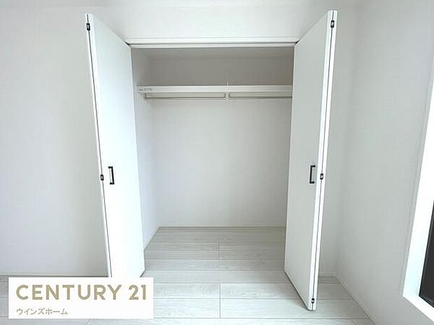 クローゼットが設置されています！荷物を置く場所が確保されるのでお部屋の整理整頓もしやすくなり、快適な空間をつくりあげます！