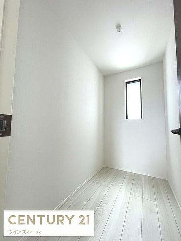 1.87帖のサービスルームは収納やワークスペースとしてもお使いいただけます！