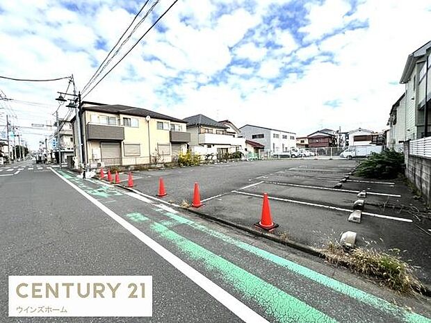 前面道路西側9mとゆったりしています。徒歩圏内に買い物施設も点在し、快適な住環境!