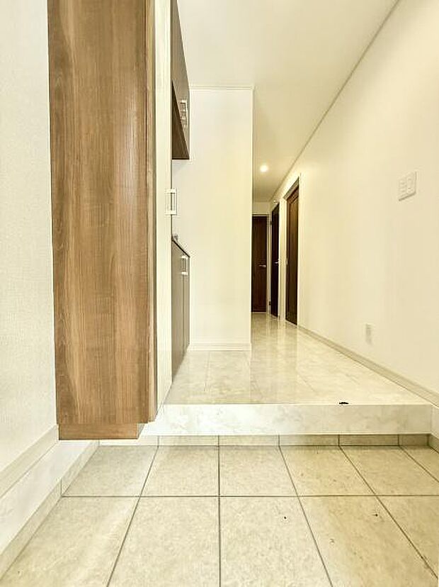 家の第一印象を決めるエントランスはいつもキレイにしておきたいもの。そこで玄関には収納力の高いシューズボックスを完備！