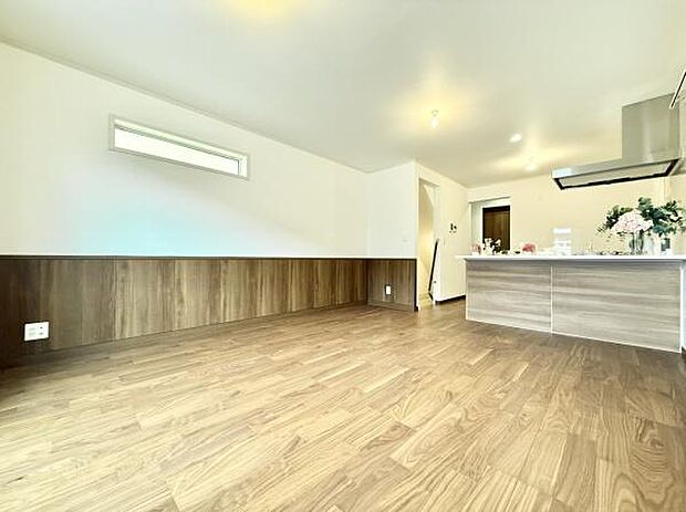 LDKはプライバシー性の高い2階に設置！家族のコミュニケーションのとりやすいリビングイン階段を採用！