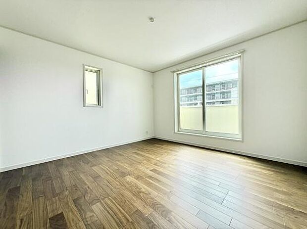 バルコニーに面した主寝室は広々8帖！採光たっぷり広々としていて明るいお部屋です！クローゼットが設置されています！