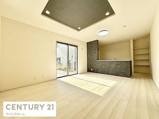 15帖超のLDKは家族全員がゆったりとくつろげる空間です。大きな窓からは採光たっぷり、解放感ある明るいリビングです！