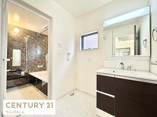 洗面室はゆとりある広さで毎朝の準備も快適です。洗面台収納には、お洗濯用品やスキンケア用品などしっかり収納できるようスペースも充実しています！窓があり換気も十分に行えます！