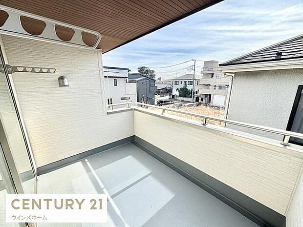 十分な奥行を確保した開放感溢れるバルコニーは洗濯物も干しやすいです！屋根付きで急な雨から洗濯物を守ります！