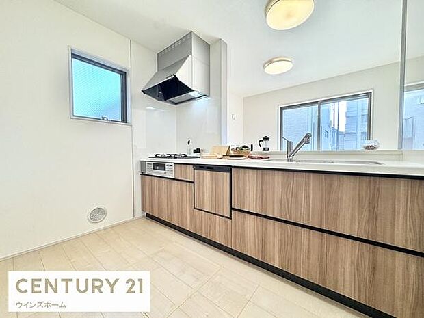 人気の対面式キッチンはリビング、ダイニングを一望できます！キッチンは作業スペースも広々しており収納にも困りません！