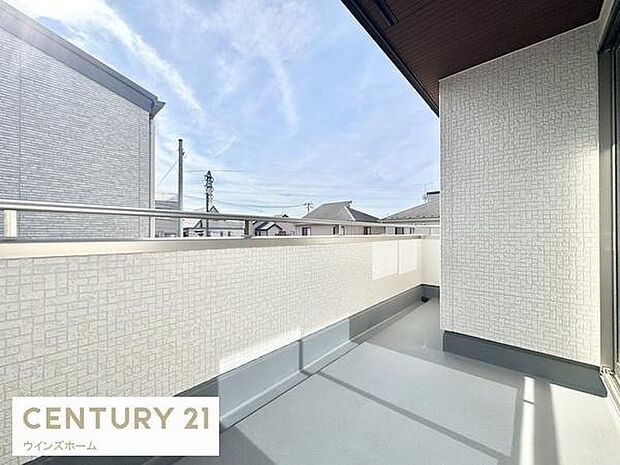 十分な奥行を確保した開放感溢れるバルコニーは洗濯物も干しやすいです！屋根付きで急な雨から洗濯物を守ります！