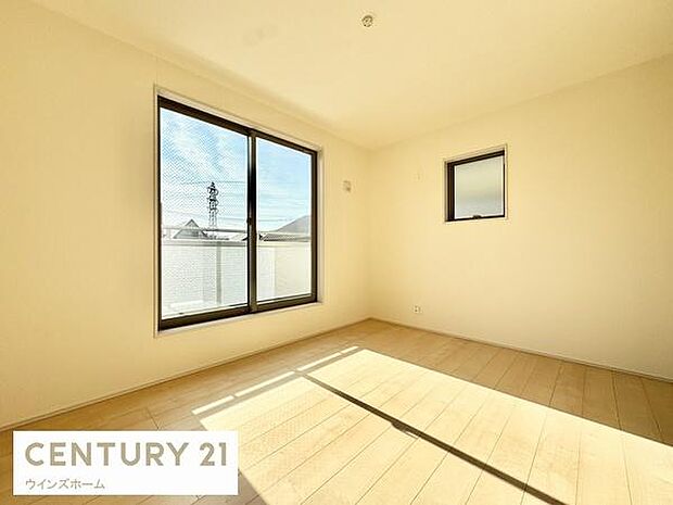 バルコニーに面し、採光良好で広々としています！クローゼット付き。お部屋すっきり快適な空間でくつろげます。