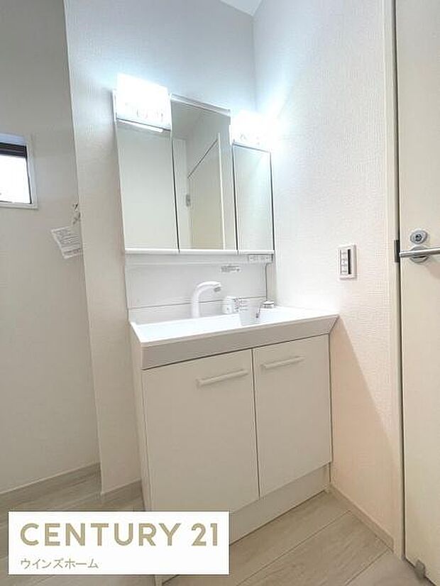 三面鏡付き洗面化粧台。合わせ鏡で後ろのスタイリングも快適。鏡の後ろは収納になっているので、細々したものを収納でき、スッキリとした洗面回りに。