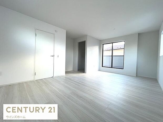 バルコニーに面した洋室8.5帖＋5帖と広々。仕切りをつけてお部屋を2つに分けて使うことも可能です！ウォークインクローゼット付き。