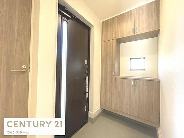 落ち着いた空間を演出し、ご家族や来客者を気持ちよく出迎えます。収納力の高いシューズボックスも設置され玄関をスッキリと保てます!