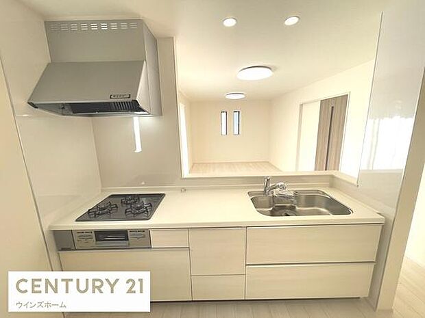 人気の対面式キッチンはリビング、ダイニングを一望できます!キッチンは作業スペースも広々しており収納にも困りません!