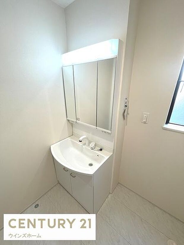 三面鏡付き洗面化粧台。合わせ鏡で後ろのスタイリングも快適。鏡の後ろは収納になっているので、細々したものを収納でき、スッキリとした洗面回りに。