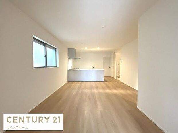 広々LDKは家族全員がゆったりとくつろげる空間です。リビングとダイニングを自由に使い分けられるため、様々なライフスタイルに対応します!