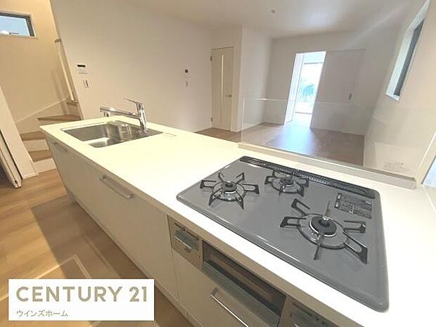 リビングにつながる、開放的で洗練されたキッチンスペース。目の前に家族の様子を感じながら料理ができる配置は、子育て中のご家庭にもぴったり。