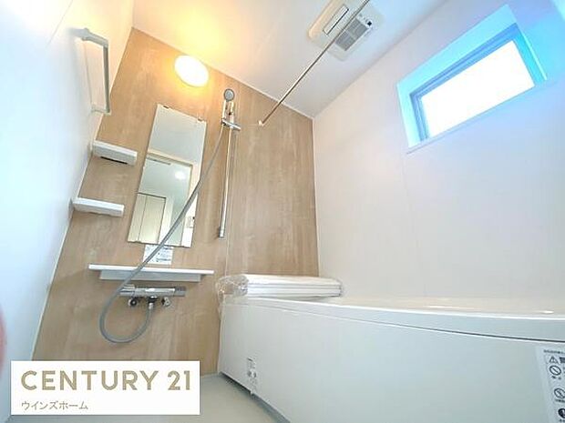 窓付き浴室で換気良好！広々とした浴室とゆったり浸かれるバスタブが、毎日の疲れを癒してくれます。