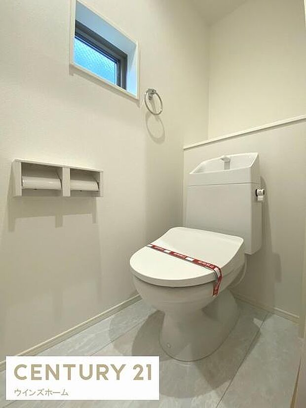 トイレは1階と2階にあります！いつでも快適に使える温水洗浄便座を設置！窓があり換気も十分行えます！