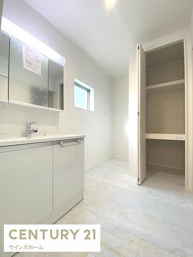 洗面室には、洗濯後の衣類やタオルをスッキリ収納できる「リネンスペース」が設置され、快適なサニタリー空間を実現させます！