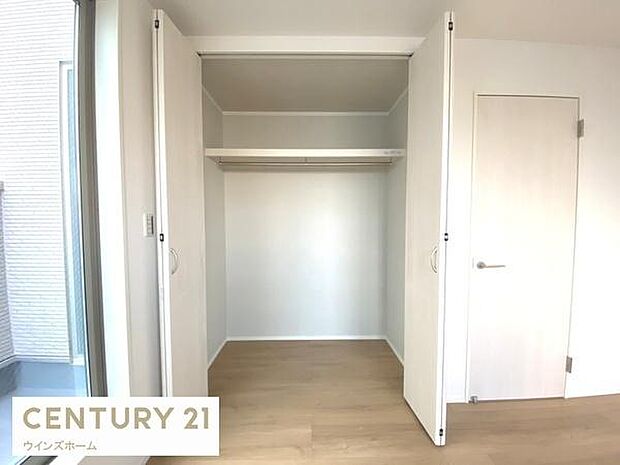収納に困らないようクローゼットが設置されています！荷物を置く場所が確保されるのでお部屋の整理整頓もしやすくなり、快適な空間をつくりあげます！