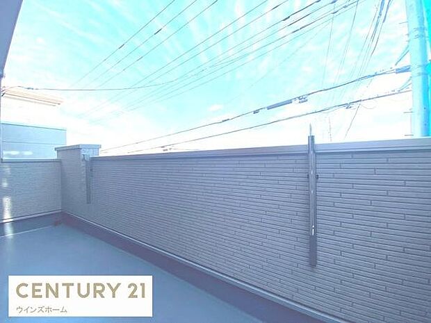 バルコニーは2か所に設置され、用途に合わせて使い分けを可能にしてくれます。天気の良い日は洗濯物はカラッと乾かせます！