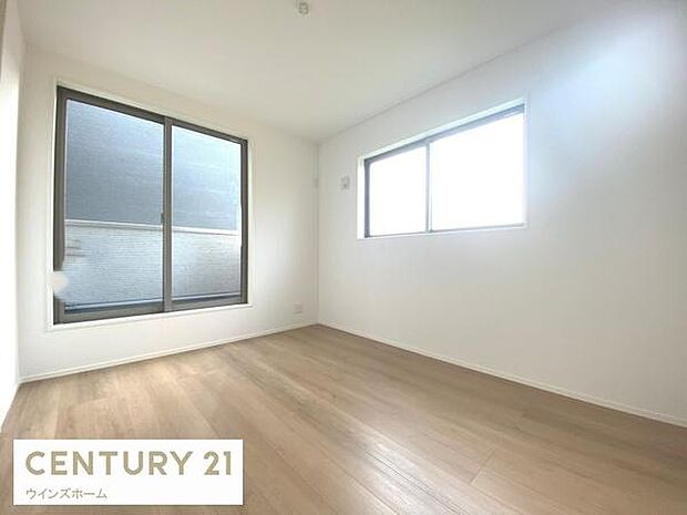 採光良好です！バルコニーに面した洋室はクローゼット付き。お部屋すっきり快適な空間でくつろげます！