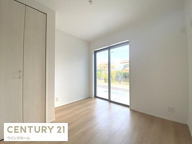 2面採光の明るい洋室。寝室にも子供部屋にもぴったりです！