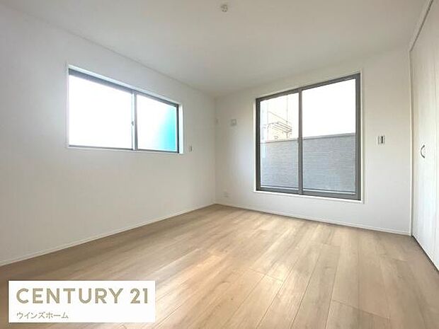 バルコニーに面し広々とした7.15帖洋室！クローゼット付き。お部屋すっきり快適な空間でくつろげます！