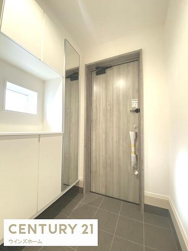 広々と落ち着いた空間を演出しご家族や来客者を気持ちよく出迎える玄関！大容量の収納をご用意！全身ミラーはお部屋の奥行をより感じさせます。