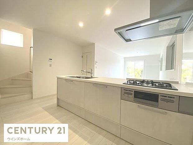 スタイリッシュなシステムキッチンは、収納力と機能性を兼ね備え、料理が楽しくなる空間。リビングとつながるレイアウトも魅力です。