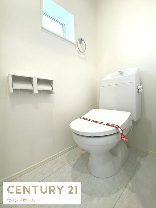 トイレは1階と2階にあります！いつでも快適に使える温水洗浄便座を設置！窓があり換気も十分行えます！
