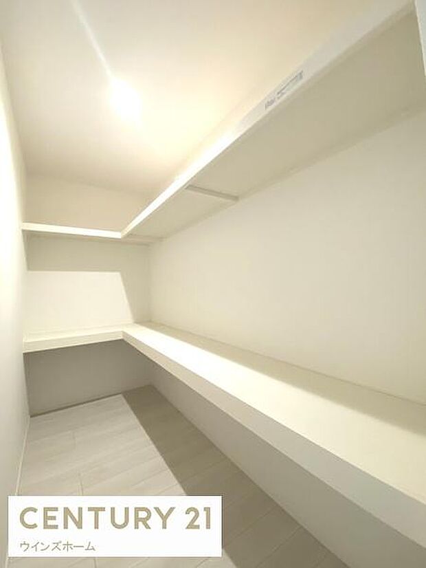 キッチン横のパントリースは大容量＆使い方色々！カウンターに物を置いたり、家事スペースとして等お好きな用途でお使いいただけます。