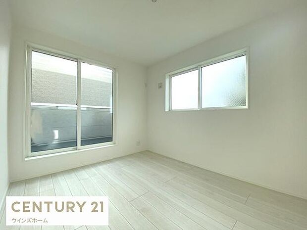 バルコニーに面し広々とした6.26帖洋室！クローゼット付き。お部屋すっきり快適な空間でくつろげます！