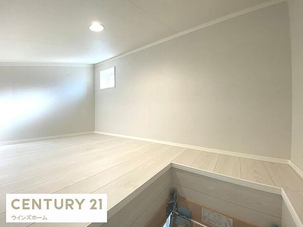 梯子をのぼった先には広々としたロフトがございます。季節物家電やお布団などかさばる物も十分収納できるスペースです！