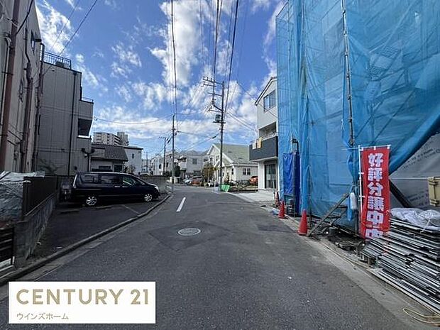 前面道路は幅員約6mとゆったりしています。駅から近く、教育施設や商業施設が多い利便性の良い立地です!