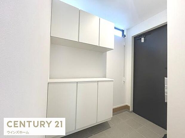 落ち着いた空間を演出し、ご家族や来客者を気持ちよく出迎えます。収納力の高いシューズボックスも設置され玄関をスッキリと保てます!