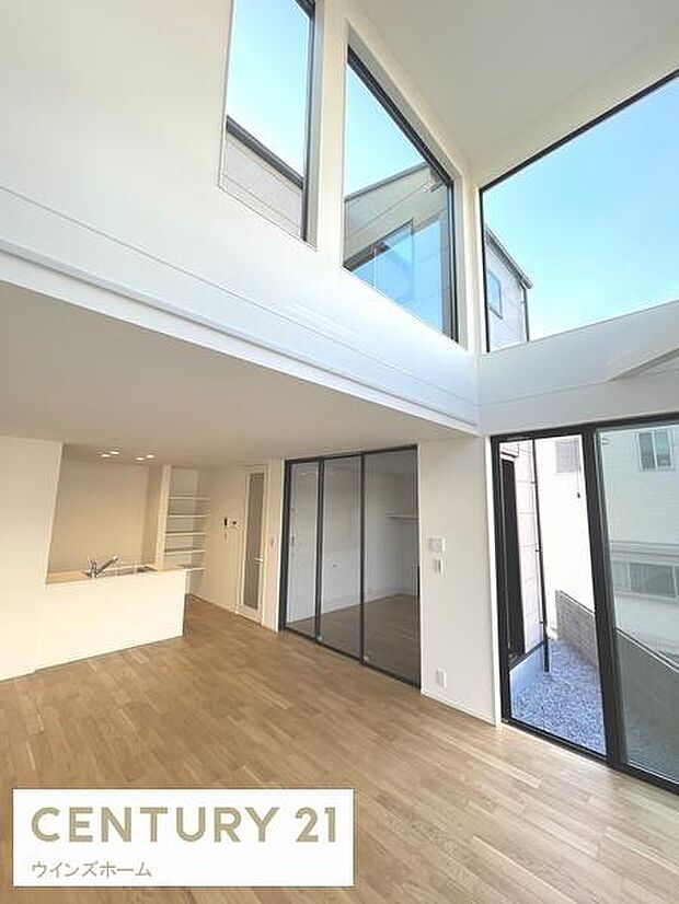 吹き抜けがあり、明るく開放的なリビングは17帖のゆとりの広さ。自然光に包まれる心地よい空間で、日々の暮らしがより豊かになります。