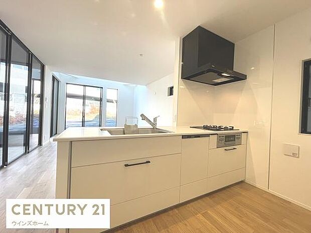 スタイリッシュなシステムキッチンは、収納力と機能性を兼ね備え、料理が楽しくなる空間。リビングとつながるレイアウトも魅力です。