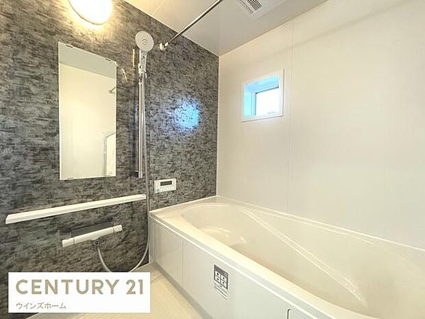 ゆったりとした広さのお風呂スペース!心と身体をリフレッシュさせる癒しの空間でもあるバスルーム!浴室暖房乾燥機付きです!