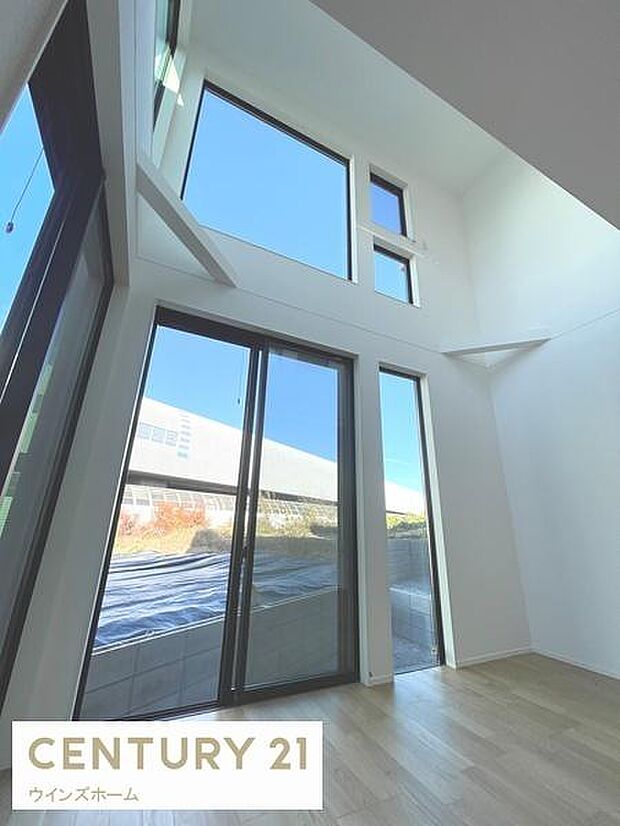 リビング上下の窓からは優しい日差しが注ぎ込み、日向ぼっこもできそうな暖かな寛ぎ空間!