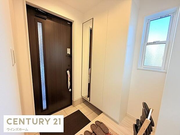 広々と落ち着いた空間を演出しご家族や来客者を気持ちよく出迎える玄関。大容量のシューズボックス、SICを完備し玄関周りをスッキリと見せることができます。全身ミラーはお部屋の奥行をより感じさせます。