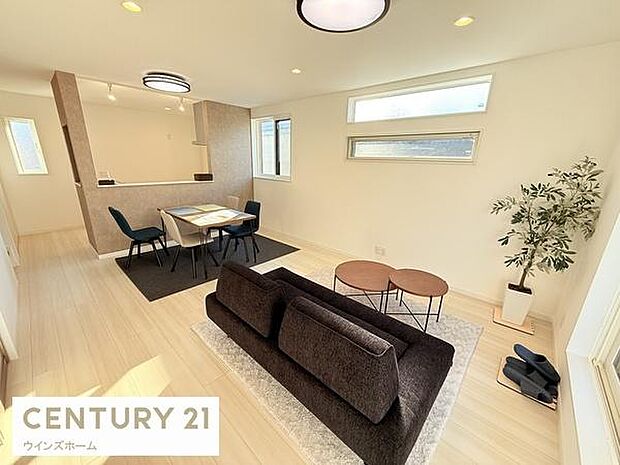 家具の配置もしやすいワイドリビング。家族団らんやリモートワークにも最適な快適空間です。