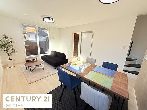 バルコニーへとつながる大きな窓から光が差し込むリビング!ダイニングとリビングを使い分けやすい間取り。風通しも良好で換気もしやすいです!