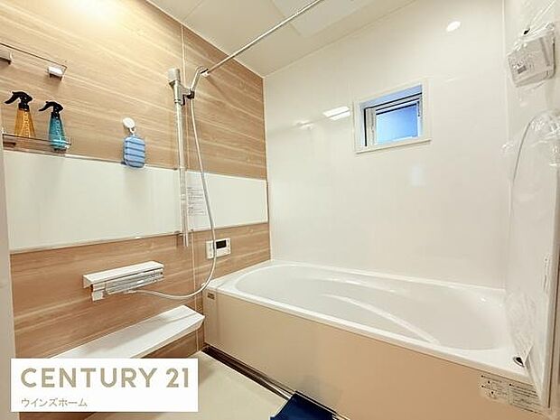 窓があり明るいお風呂スペース!心と身体をリフレッシュさせる癒しの空間でもあるバスルーム!浴室乾燥機付きです。