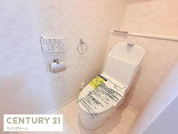 トイレは1階と2階にあります!いつでも快適に使える温水洗浄便座を設置!窓があり換気も十分行えます!