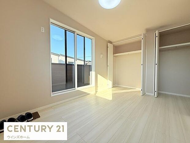 バルコニーに面し広々とした6.25帖洋室！クローゼット2ヵ所付き。お部屋すっきり快適な空間でくつろげます！