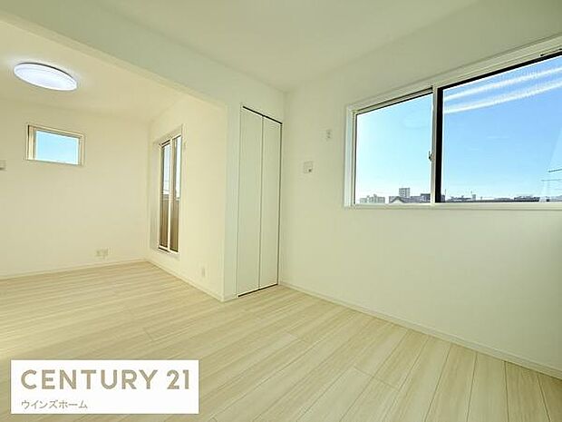 約10帖の洋室！採光良好！将来仕切りを造り2部屋にお使いいただくこともできます。クローゼット完備！