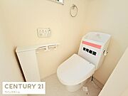 トイレは1・2階に設置されており、温水洗浄便座付きの清潔なトイレ。窓付きで換気ができます。