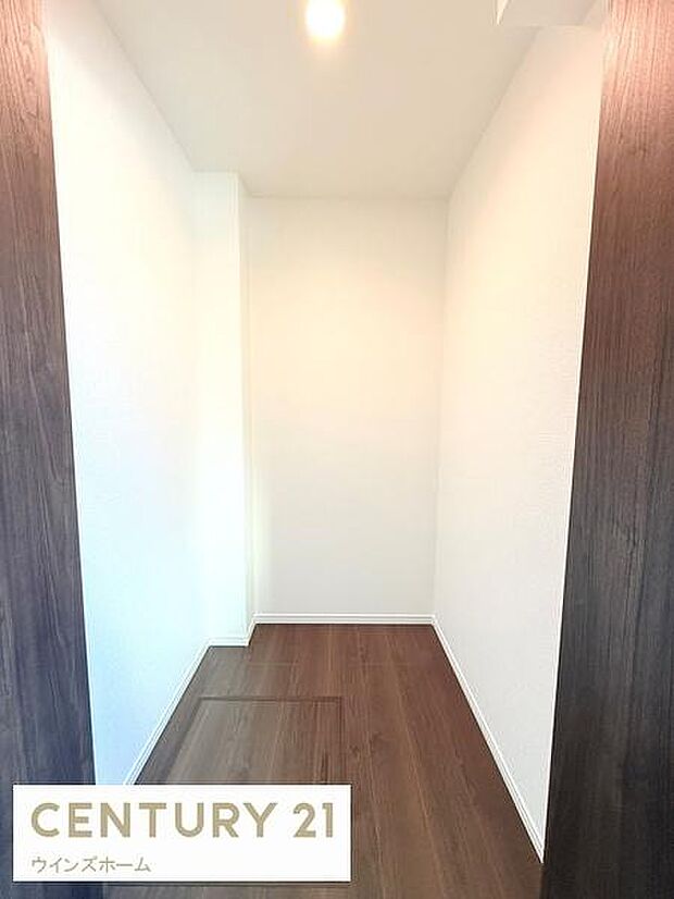 ウォークインクローゼットが設置されています!季節ものもたっぷり収納でき、お部屋がスッキリ片付きます!