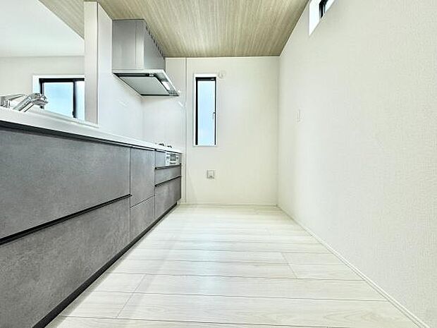 人気の対面式キッチンはリビング、ダイニングを一望できます!キッチンは作業スペースも広々、収納にも困りません!